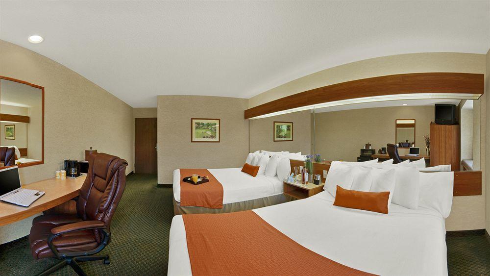 Microtel Inn & Suites By Wyndham Brunswick Exteriér fotografie