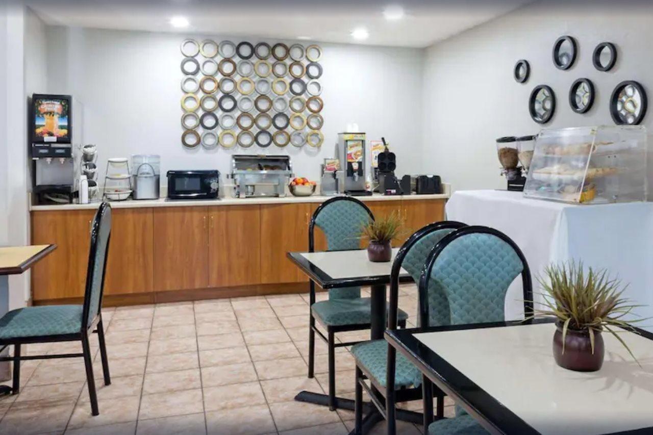 Microtel Inn & Suites By Wyndham Brunswick Exteriér fotografie
