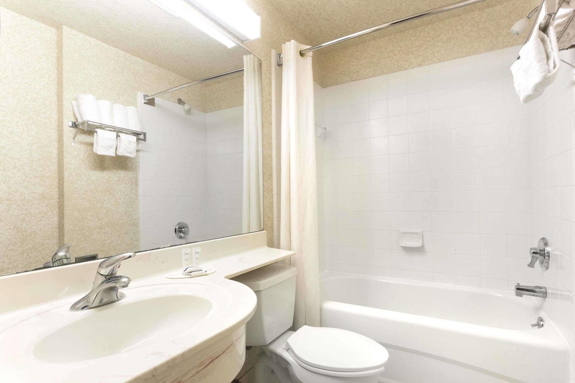 Microtel Inn & Suites By Wyndham Brunswick Exteriér fotografie
