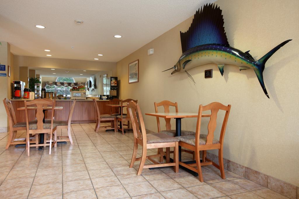 Microtel Inn & Suites By Wyndham Brunswick Restaurace fotografie