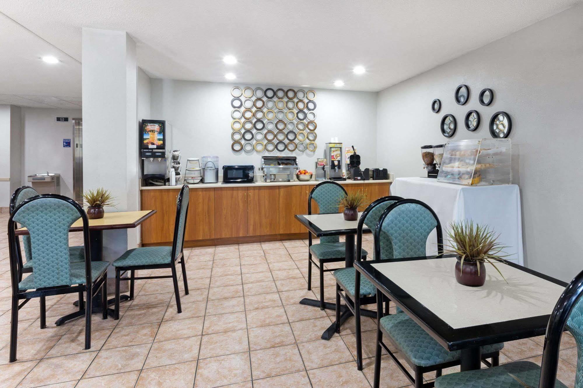 Microtel Inn & Suites By Wyndham Brunswick Exteriér fotografie