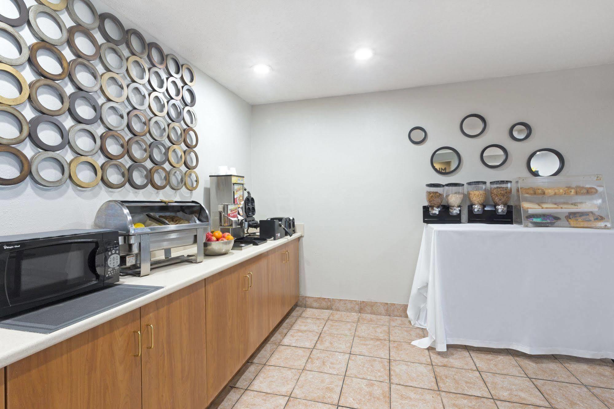 Microtel Inn & Suites By Wyndham Brunswick Exteriér fotografie